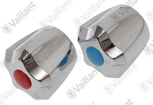 Vaillant Knöpfe in Chrome-Optik, einer rot und einer blau, mit runden Drückern, die als Bedienungselemente für Heizsysteme verwendet werden.